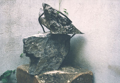 POETRY OF THE STONE - 1996 - arduin, ijzer - 50:45:35 cm - verwerkt in nieuw beeld: Groet uit het Verleden, Knipoog naar de Toekomst